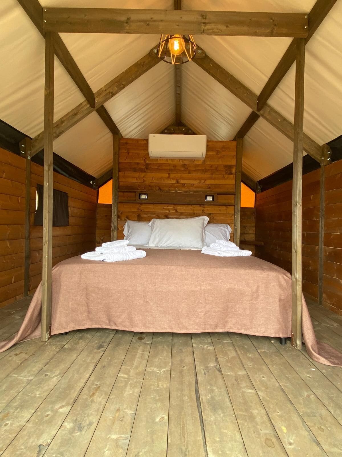 Luxury-Zelt, 1 Doppelbett | 1 Schlafzimmer, schallisolierte Zimmer, Bügeleisen/Bügelbrett