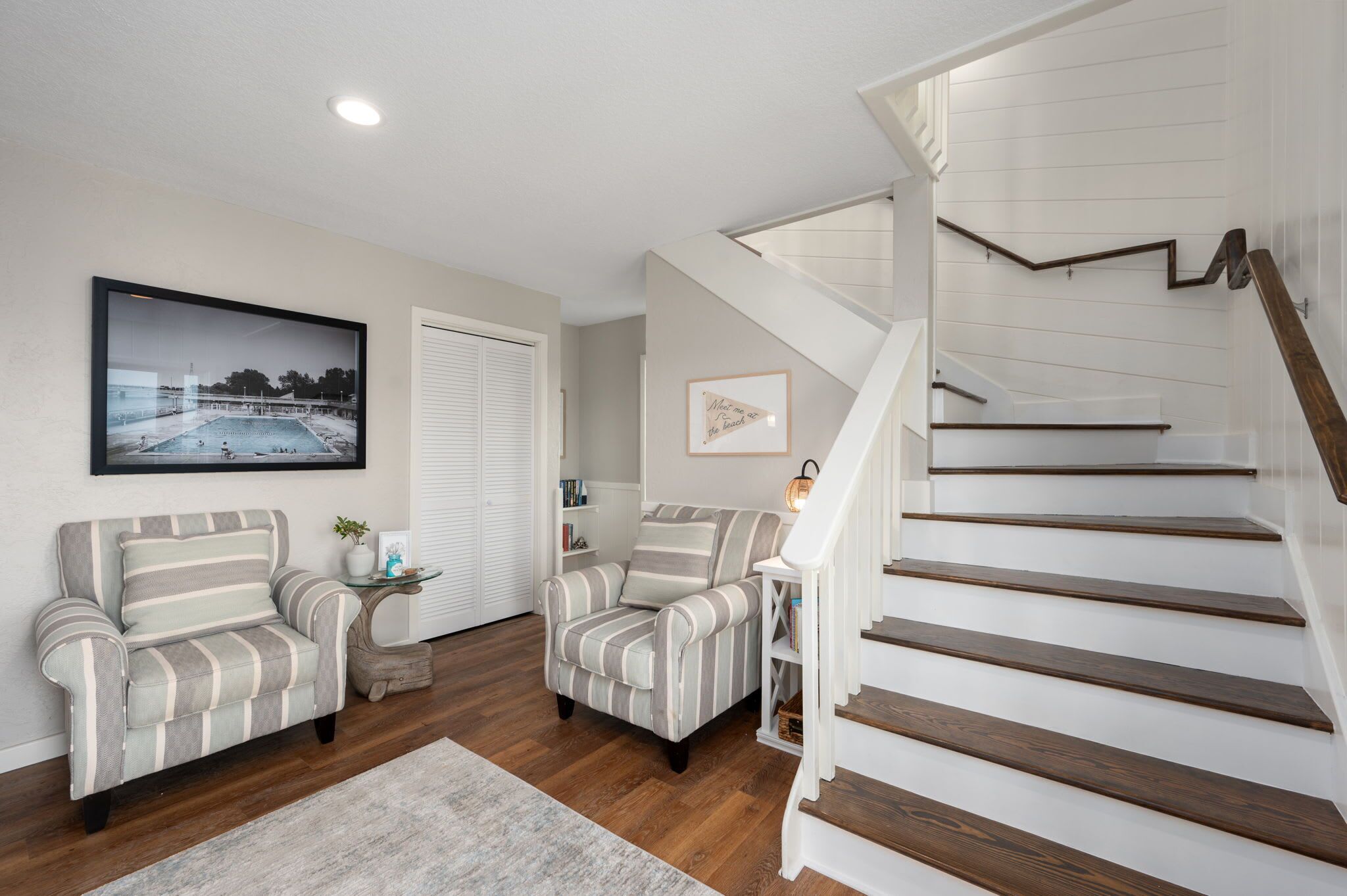 Mid level: Seating Area