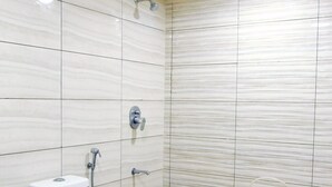 Ein Badezimmer mit Toilette, Bidet und Dusche.
