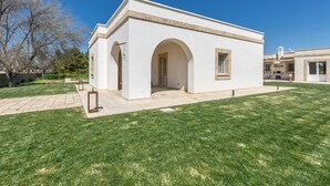 A white building with a flat roof and a central arched doorway. - 3843 Petricore - Trilocale by Barbarhouse (Nardò)
