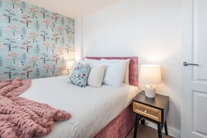 2 soverom, skrivebord, strykejern/-brett og reiseseng for barn