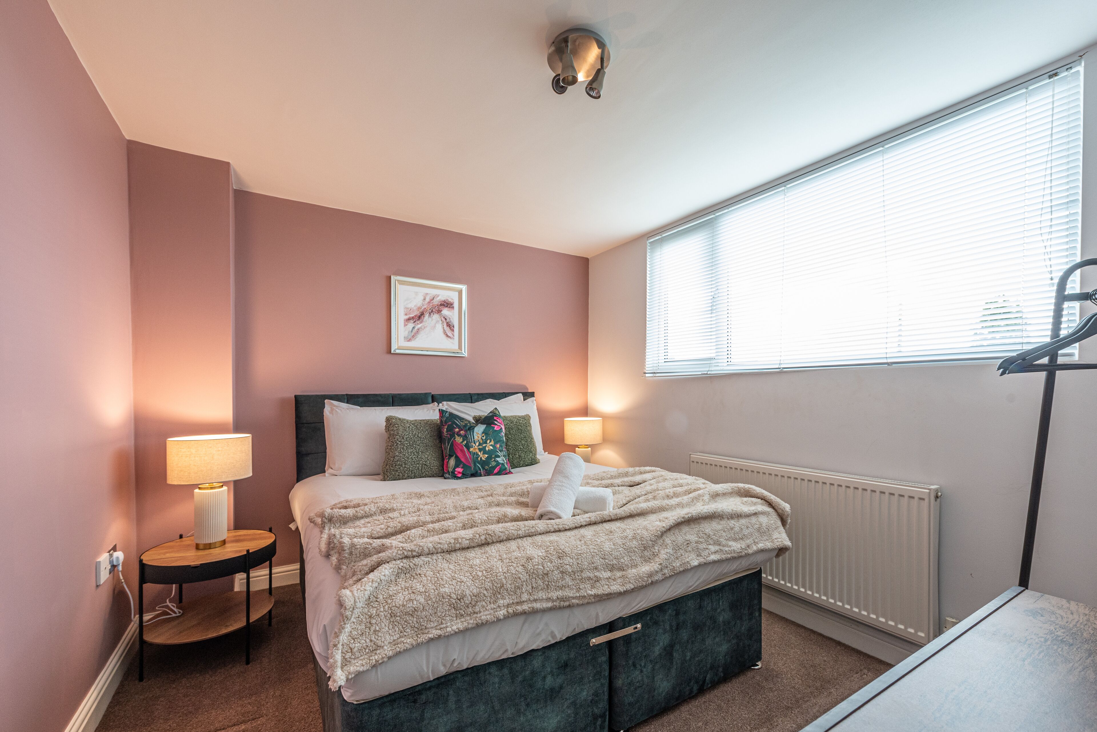 2 室のベッドルーム、デスク、アイロン / アイロン台、旅行用ベビーベッド