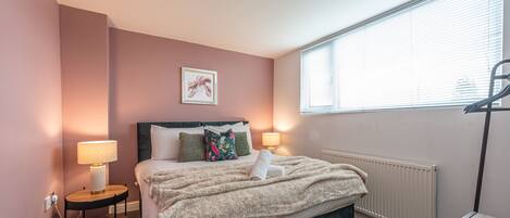 2 室のベッドルーム、デスク、アイロン / アイロン台、旅行用ベビーベッド