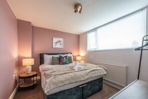 2 bedrooms, desk, iron/ironing board, travel crib - Cosy 2 bedroom house 10 mins from Chester and the zoo. Sleeps 4 by Restfully (Blacon)
