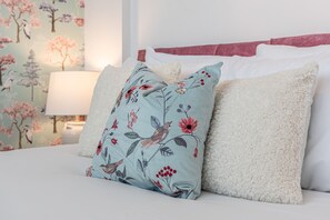 2 habitaciones, escritorio y tabla de planchar con plancha 