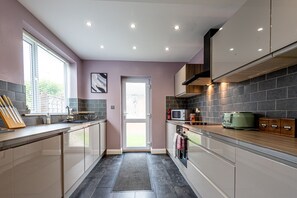 Fridge, microwave, oven, stovetop - Cosy 2 bedroom house 10 mins from Chester and the zoo. Sleeps 4 by Restfully (Blacon)