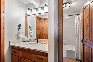 Hair dryer, towels - Mountain Comfort for the Whole Crew – 4-Bedroom Condo at Timber Run Near Steambo (Steamboat Springs)