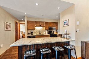 Fridge, microwave, oven, stovetop - Mountain Comfort for the Whole Crew – 4-Bedroom Condo at Timber Run Near Steambo (Steamboat Springs)