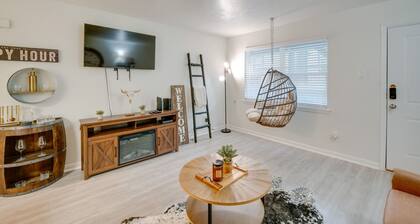 Charming Dallas Apt w/ Fireplace & Pool Access!