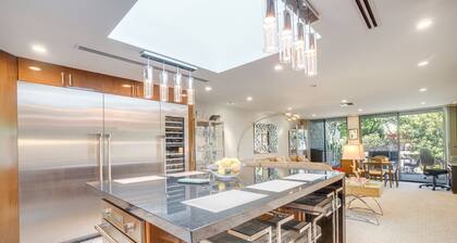 Palm Springs Condo: 3 Fenced Patios, Pool Access