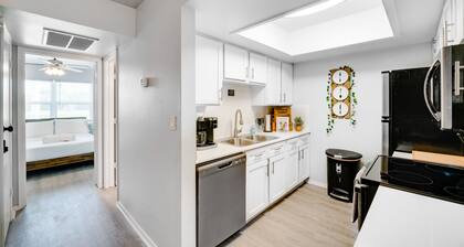 Apt w/ Pool Access: 9 Mi to Dtwn Dallas!