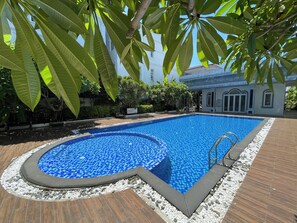 Hồ bơi ngoài trời 