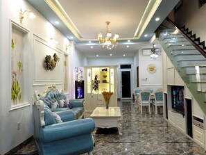 Biệt thự dành cho gia đình, 4 phòng ngủ, có thể sử dụng hồ bơi, quang cảnh thành phố | Khu phòng khách