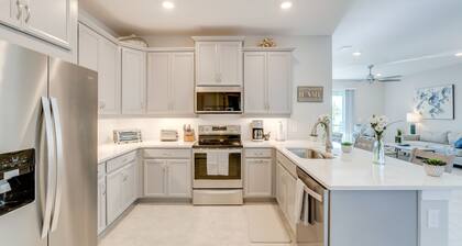 Coastal Venice Villa w/ Patio & Resort Amenities!