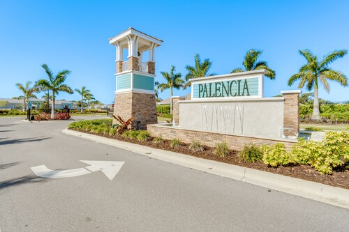 Coastal Venice Villa w/ Patio & Resort Amenities!