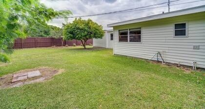 Vero Beach Studio w/ Shared Patio ~ 3 Mi to Beach!