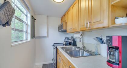Vero Beach Studio w/ Shared Patio ~ 3 Mi to Beach!
