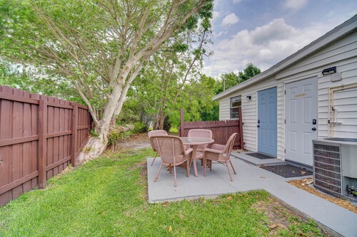 Vero Beach Studio w/ Shared Patio ~ 3 Mi to Beach!