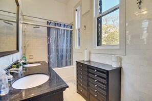 Lejlighed (2 Bedrooms) | Badeværelse | Badekar