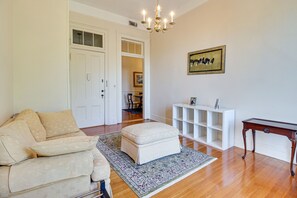 Fireplace - Downtown Savannah Apartment, Walk to Forsyth Park! (Savannah)