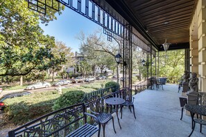 Outdoor dining - Downtown Savannah Apartment, Walk to Forsyth Park! (Savannah)