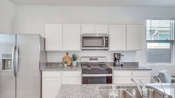 House (3 Bedrooms) | Interior