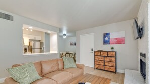 公寓 (1 Bedroom) | 起居區 | 電視、壁爐