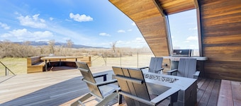 Riverfront Montana Retreat - Deck, Fire Pit & Pond