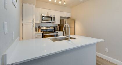 6 Mi to At&t Stadium: Grand Prairie Apt w/ Balcony