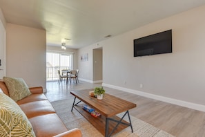 Interior - 6 Mi to At&t Stadium: Grand Prairie Apt w/ Balcony (Grand Prairie)