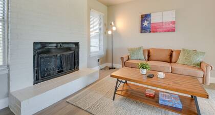 6 Mi to At&t Stadium: Grand Prairie Apt w/ Balcony