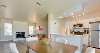 6 Mi to At&t Stadium: Grand Prairie Apt w/ Balcony