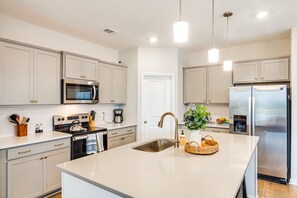 Mikrobølgeovn, ovn, kokeplater og oppvaskmaskin