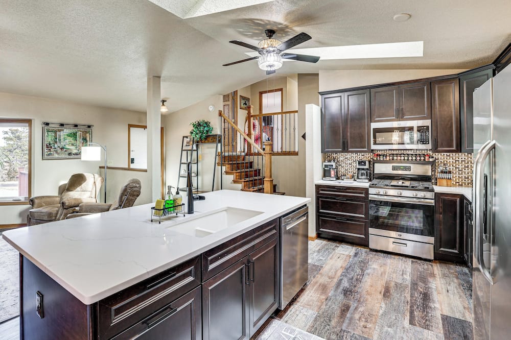 Scenic & Serene Rapid City Getaway on 1 1/2 Acres! - Summerset, SD