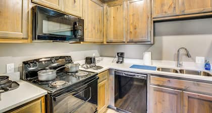 Close to Lakes, Parks & Winery: Bonham Apt