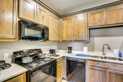 Close to Lakes, Parks & Winery: Bonham Apt