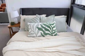 Iron/ironing board, WiFi, bed sheets - City view apt/pool/gym/park/shop (Adelaide)