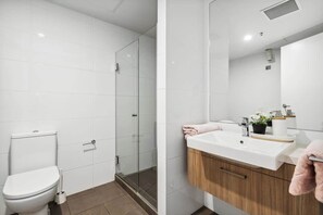 Een douche, een haardroger, handdoeken, shampoo