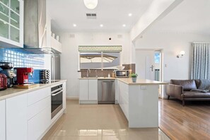 Refrigerador, microondas, horno y lavavajillas 