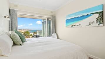 2 chambres, bureau, fer et planche Ă repasser, lit parapluie