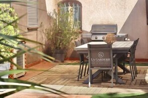 Outdoor dining - Villa Piscine Chauffée 2,5km des plages Barbecue (Le Pradet)