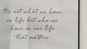 A framed quote on a wall. - Maison Dexception les Pieds Dans Leau (Carqueiranne)