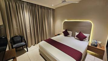 Cortinas blackout, wifi gratis y ropa de cama