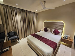 Quarto casal luxo | Cortinas blackout, Wi-Fi de cortesia, roupa de cama