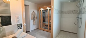 Douche, sèche-cheveux, serviettes fournies, savon