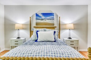 2 bedrooms, iron/ironing board, free WiFi, bed sheets - Two-Bedroom, Two-Bath, Single-Story Cottage Located in Wachesaw Plantation (Murrells Inlet)