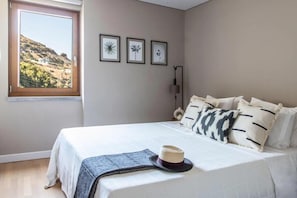 3 chambres, fer et planche à repasser, Wi-Fi, draps fournis
