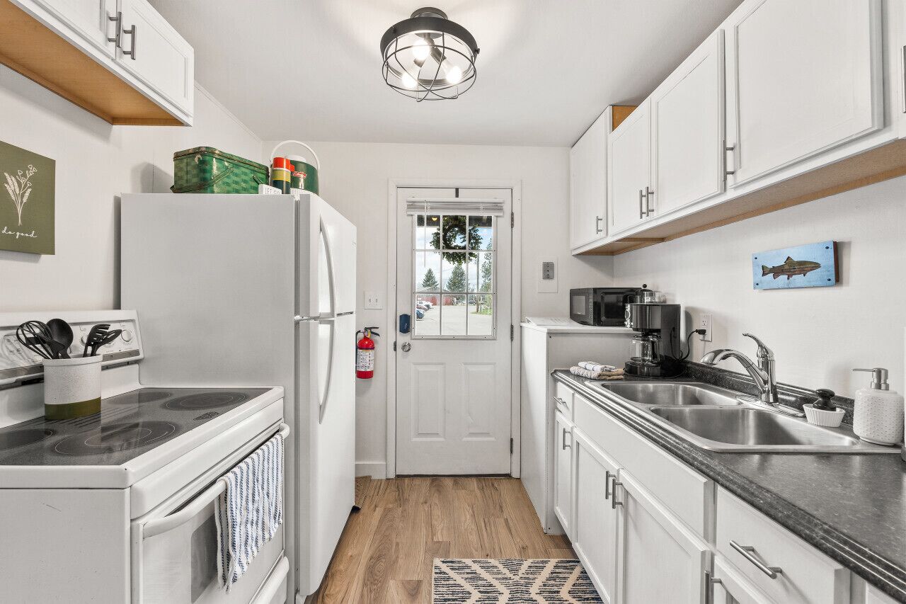 Fridge, microwave, oven, coffee/tea maker