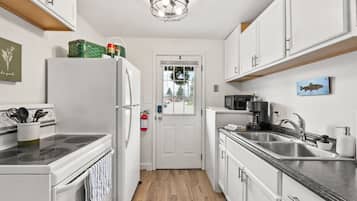 Fridge, microwave, oven, coffee/tea maker