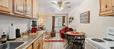 Réfrigérateur, micro-ondes, four, cafetière/bouilloire